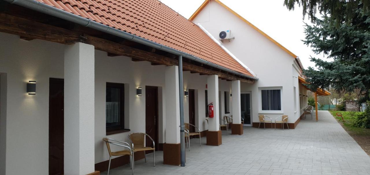 Czermann Holiday Inn Oroszlany Luaran gambar
