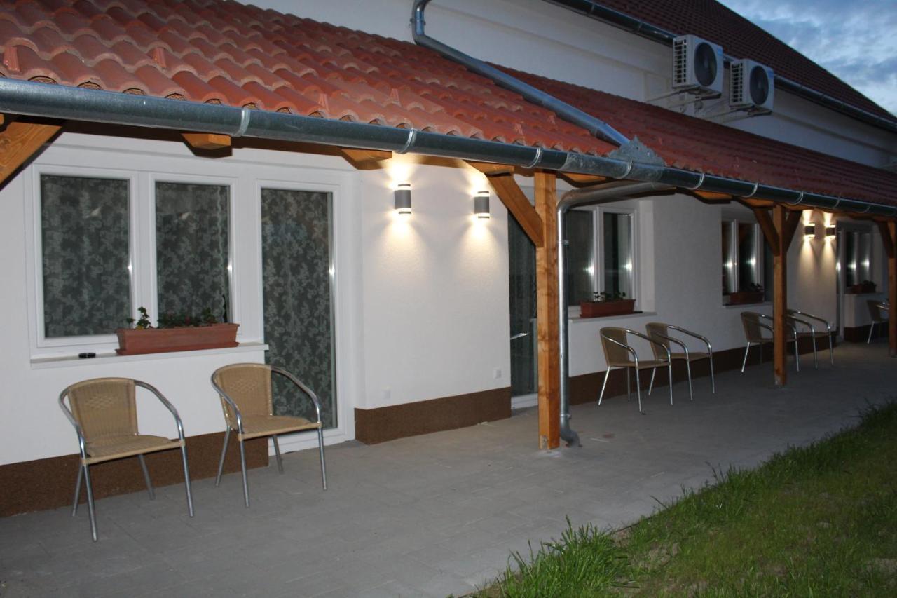 Czermann Holiday Inn Oroszlany Luaran gambar