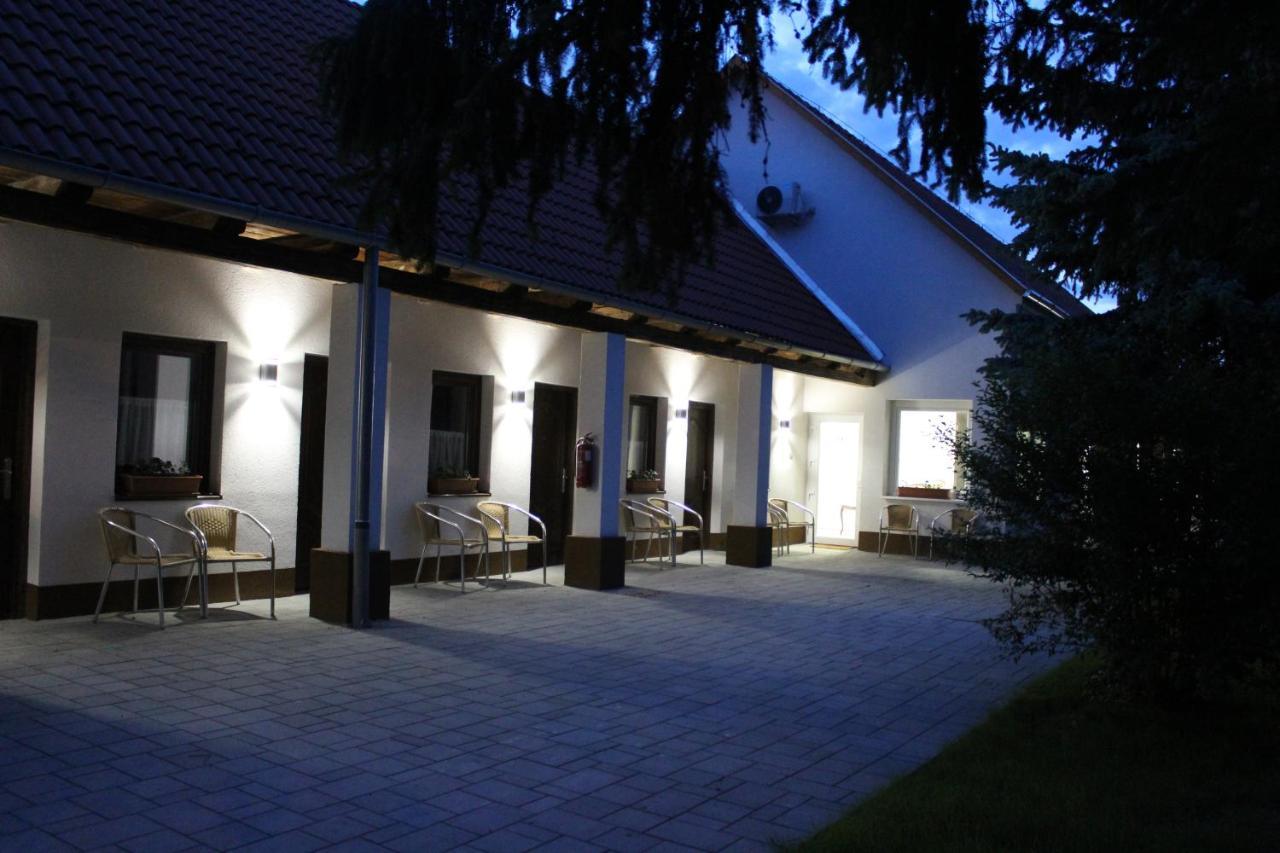 Czermann Holiday Inn Oroszlany Luaran gambar