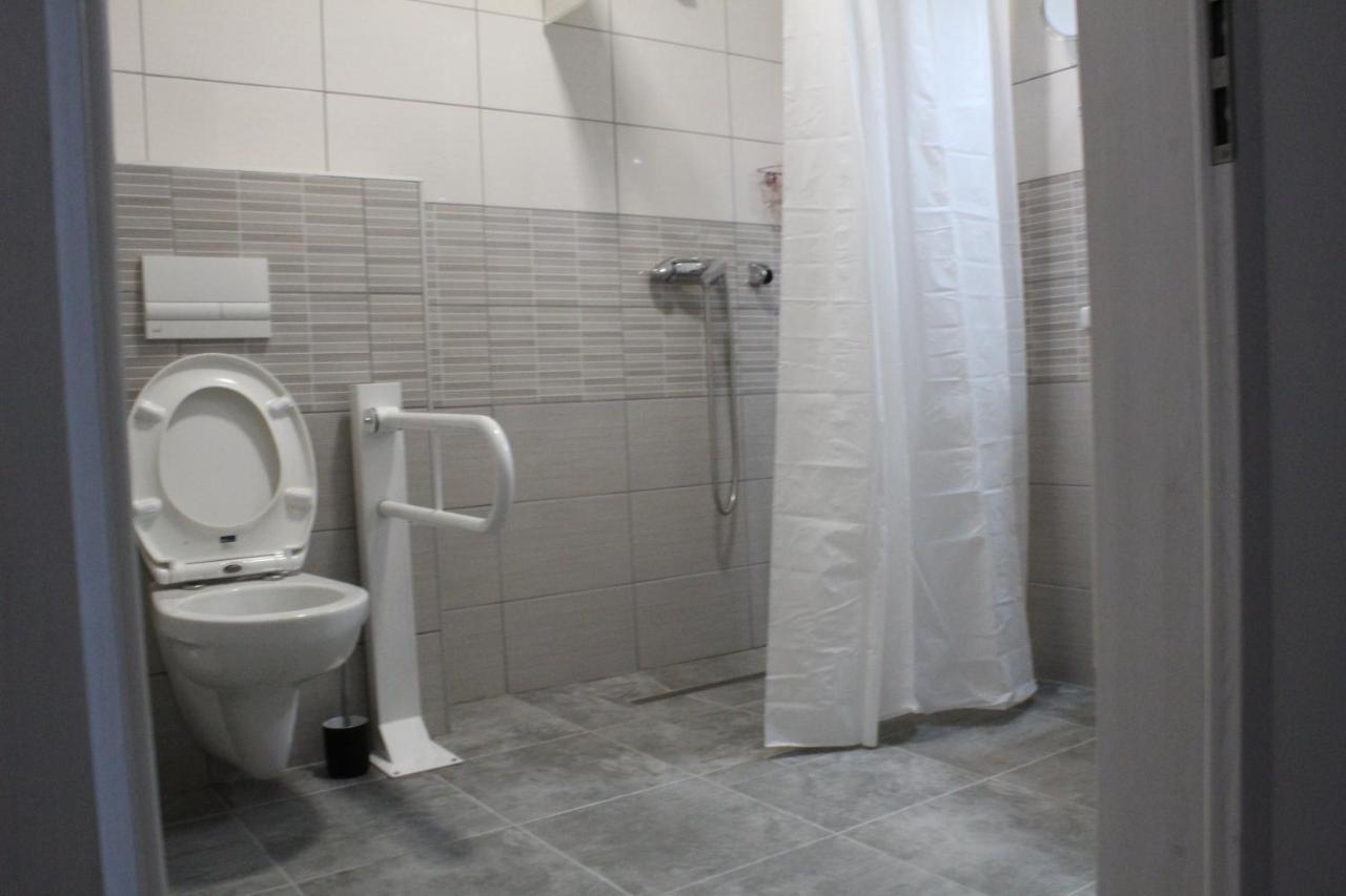 Czermann Holiday Inn Oroszlany Luaran gambar