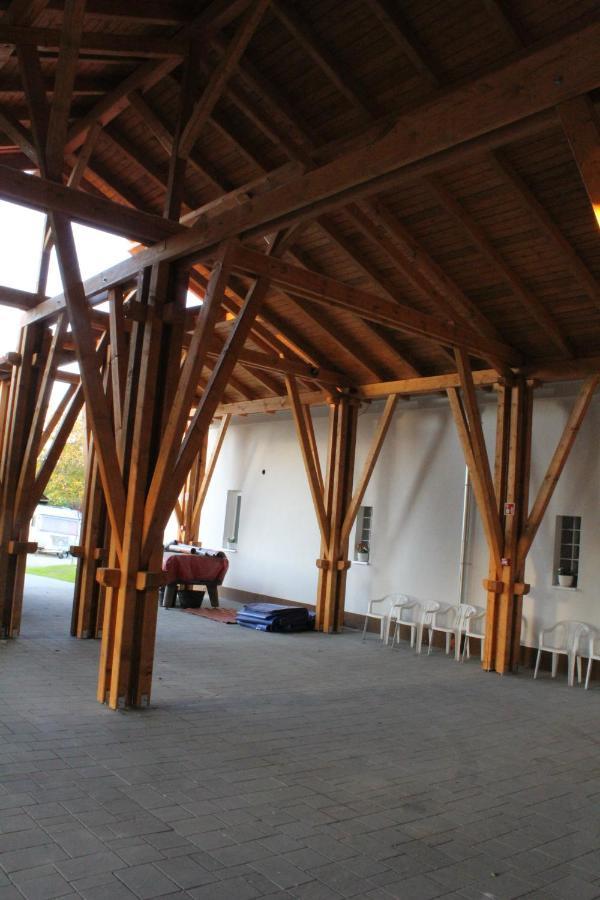 Czermann Holiday Inn Oroszlany Luaran gambar
