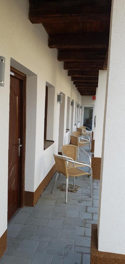 Czermann Holiday Inn Oroszlany Luaran gambar