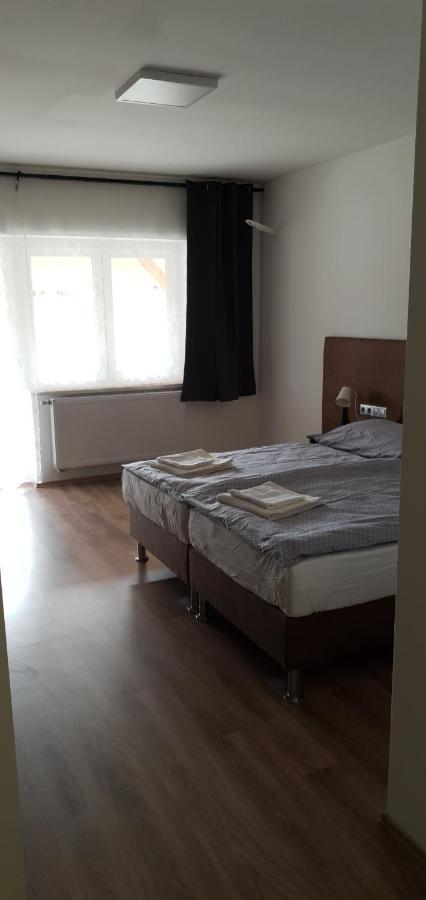 Czermann Holiday Inn Oroszlany Luaran gambar