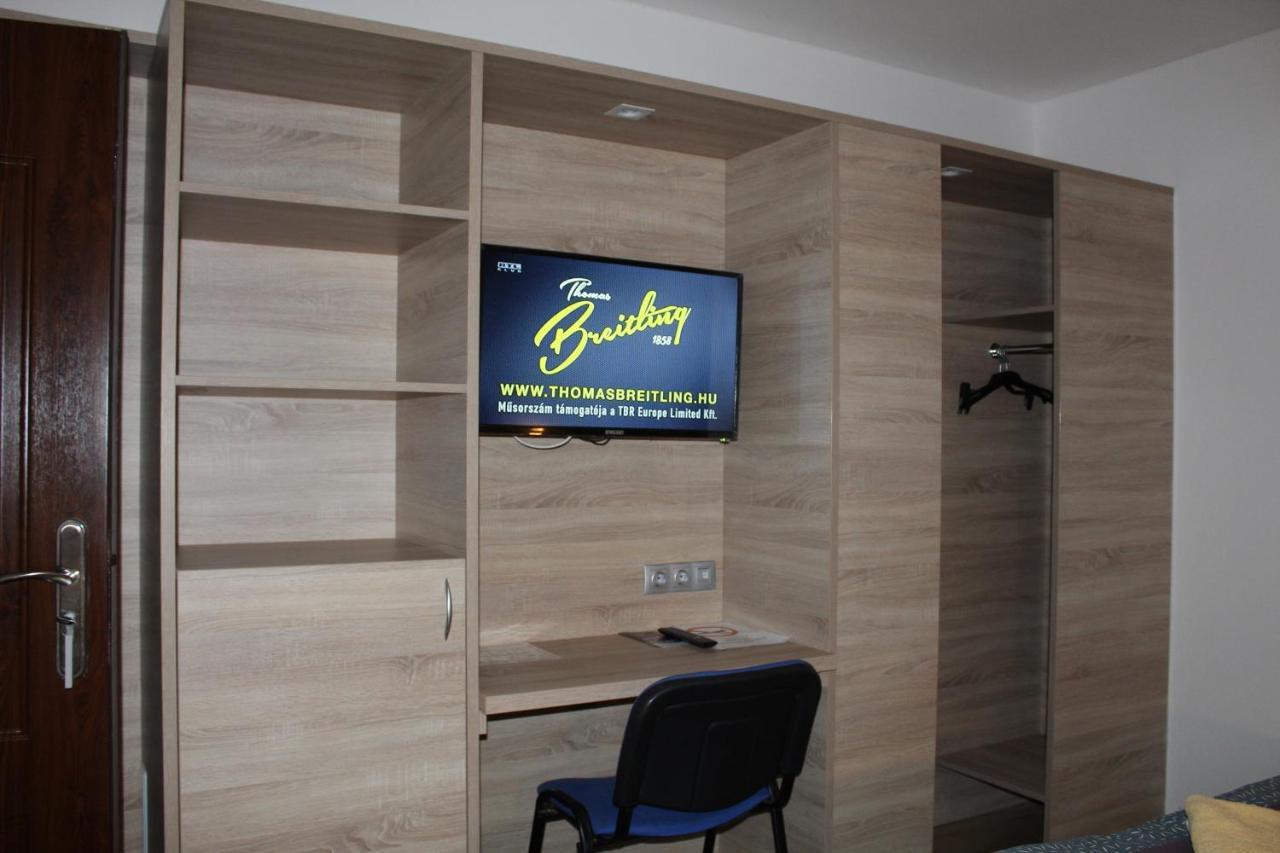 Czermann Holiday Inn Oroszlany Luaran gambar