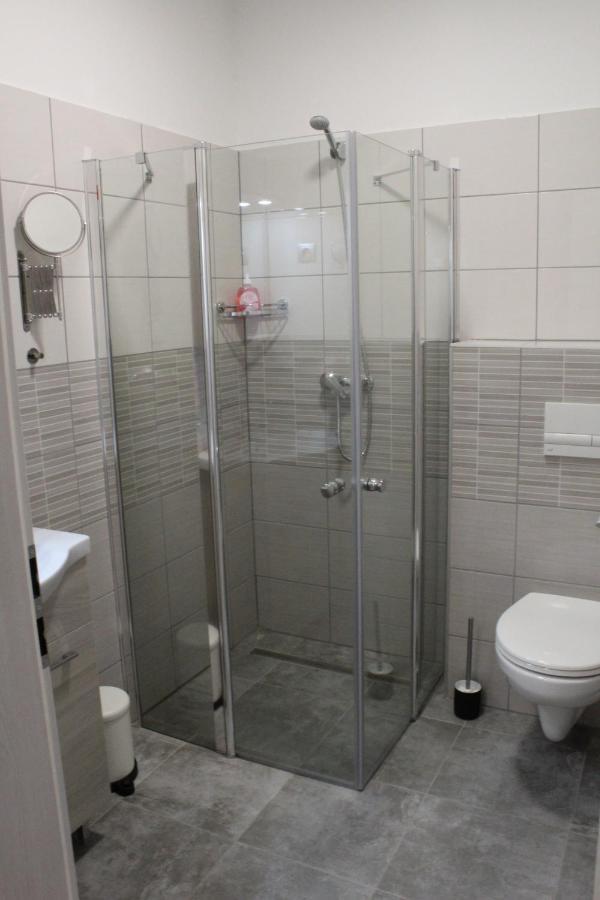 Czermann Holiday Inn Oroszlany Luaran gambar