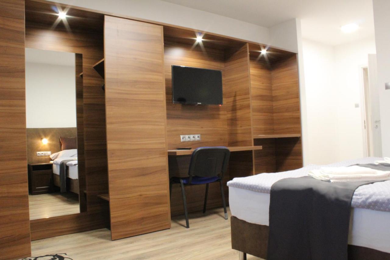Czermann Holiday Inn Oroszlany Luaran gambar