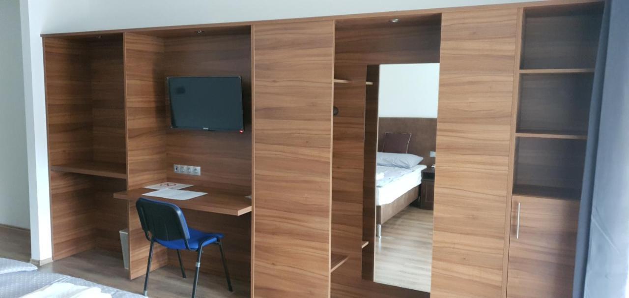 Czermann Holiday Inn Oroszlany Luaran gambar
